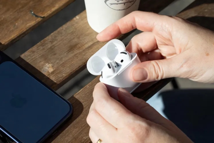 بررسی AirPods 5: بهبود ANC، کنترل صدای بهتر و قیمت کمتر